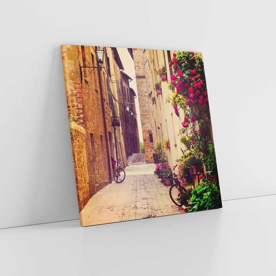 Obraz na płótnie 50x50 - Rowerowa przygoda w uliczkach pełnych perspektywy - uliczka, perspektywa