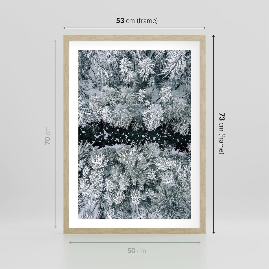 Plakat w ramie 50x70 - Zimowy Krajobraz z Góry - zdjęcie z góry, zaśnieżony las i zamarznięty strumyk - rama drewno