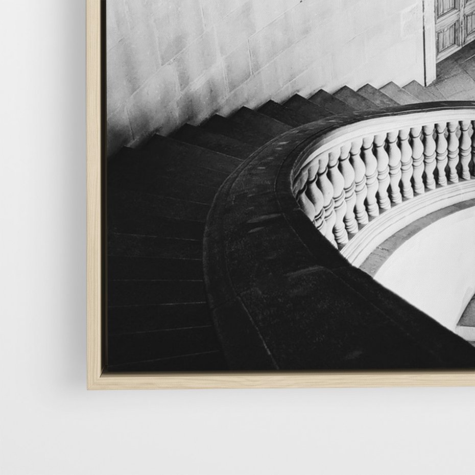 Obraz w ramie 70x100 - Po Schodach w Dół - czarno białą fotgrafia, zakręcone schody w starek kamienicy - rama drewno