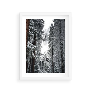 Plakat w ramie 40x50 - Cicha Magia Zimowego Lasu - zimowy las, ośnieżone drzewa - rama biała