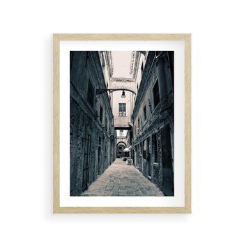 Plakat w ramie 40x50 - Odkryj tajemnice miasta - uliczka, perspektywa - rama drewno