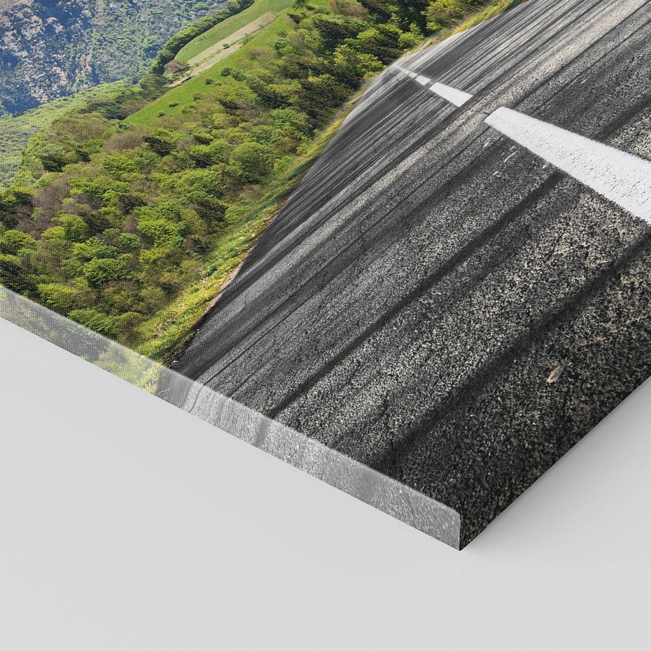 Obraz na płótnie 70x70 - Droga przez góry: podróż do przygody - droga, góry