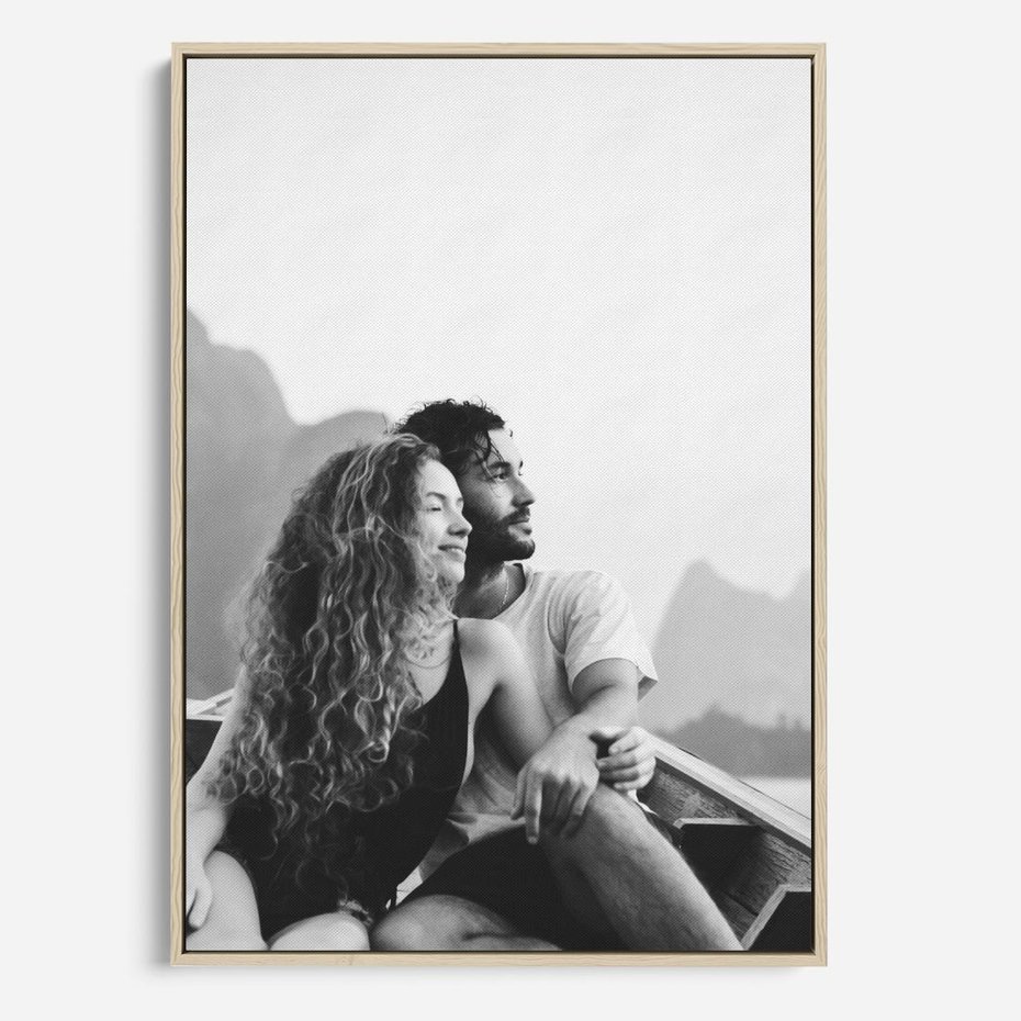 Obraz w ramie 70x100 - Księga mglistych marzeń - czarno biała fotografia, para zakochanych w łodzi - rama drewno
