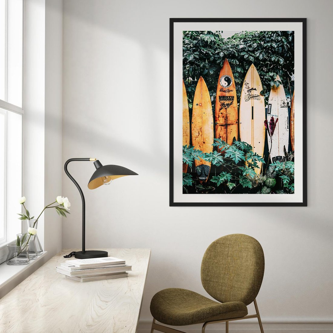 Plakat w ramie 40x50 - Surfowanie w Harmonii z Naturą - deski surfingowe, oparte o rośliny - rama czarna