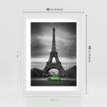 Plakat w ramie 30x40 - Paryskie Romantyczne Spotkanie - Eiffla, samochód - rama biała