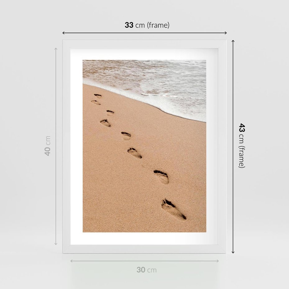 Plakat w ramie 30x40 - Ślady Stóp na Plaży: Spacer nad Morzem - plaża, ślady stóp na piasku - rama biała