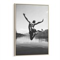 Obraz w ramie 50x70 - Beztroska Chwila - czarno biała fotografia, mężczyzna wesoło wskakuje do keziora w górach - rama drewno