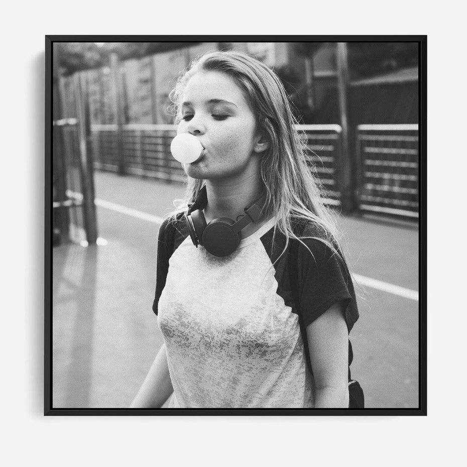 Obraz w ramie 50x50 - Letnia Młodość - nowoczesna fotografia, czarno biała - rama czarna