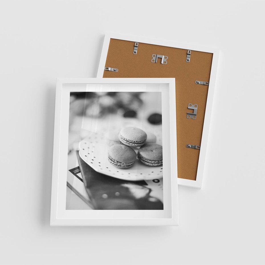 Plakat w ramie 40x50 - Makaroniki w Szarości - czarno biała fotografia, plakat - rama biała