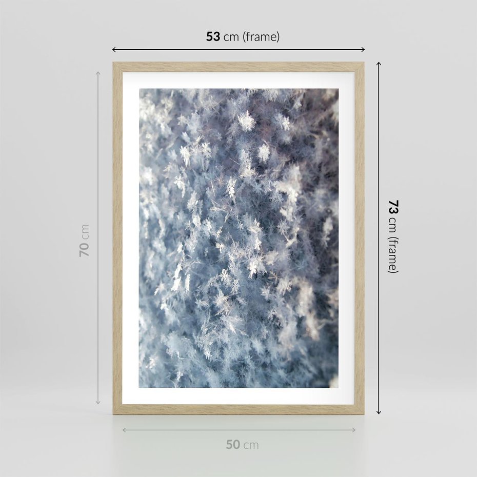 Plakat w ramie 50x70 - Magia Śnieżnych Kryształków - śnieg, szron - rama drewno