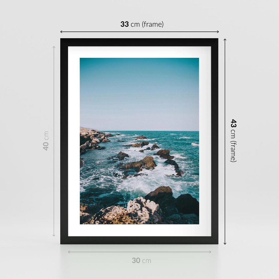 Plakat w ramie 30x40 - Dramatyczna Sceneria: Fale i Skały nad Morzem - morze, fale - rama czarna