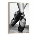 Obraz w ramie 50x70 - Taniec Zmysłów - artystyczne zdjęcie, odcienie szarości - rama drewno