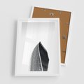 Plakat w ramie 50x70 - Czarno-Biały Wieżowiec - architektura, wieżowiec - rama biała