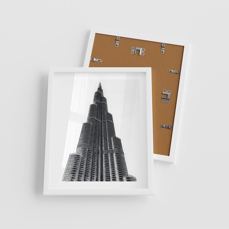 Plakat w ramie 40x50 - Wieżowiec w Monochromii - wieżowiec, architektura - rama biała