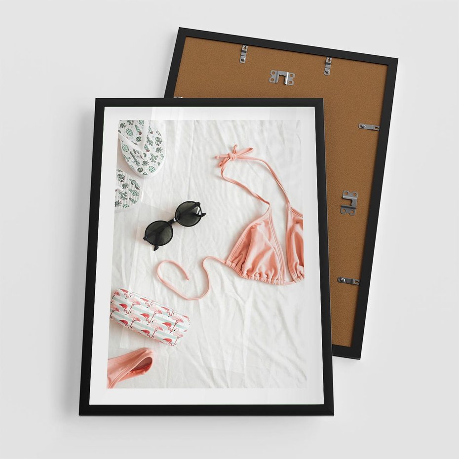 Plakat w ramie 50x70 - Letnia Elegancja na Plaży - kompozycja, elementy stroju na plażę - rama czarna