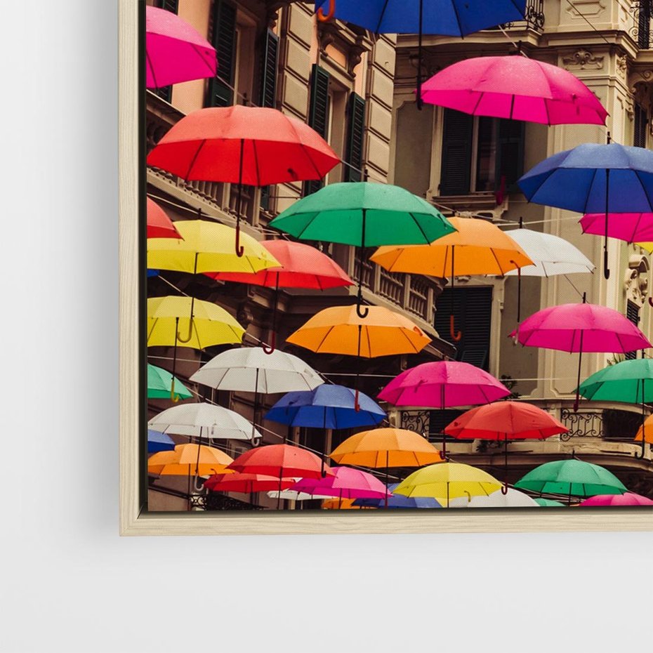 Obraz w ramie 50x50 - Barwna symfonia wyobraźni - fotografia, kolorowe parasolki podwieszone nad ulicą - rama drewno