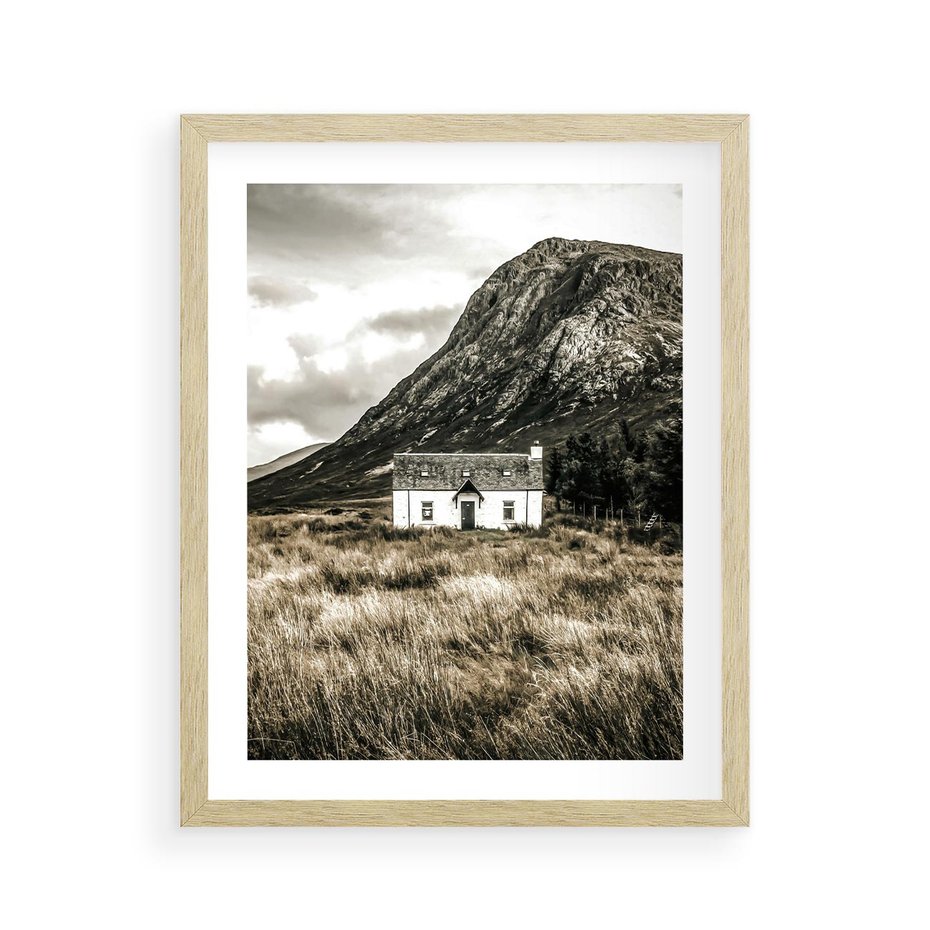 Plakat w ramie 40x50 - Biały Domek w Sepii: Wiejski Urok - domek w górach, kolory sepii - rama drewno
