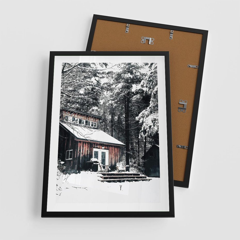 Plakat w ramie 50x70 - Zimowy Urok Drewnianego Domku - zima, drewniany domek - rama czarna