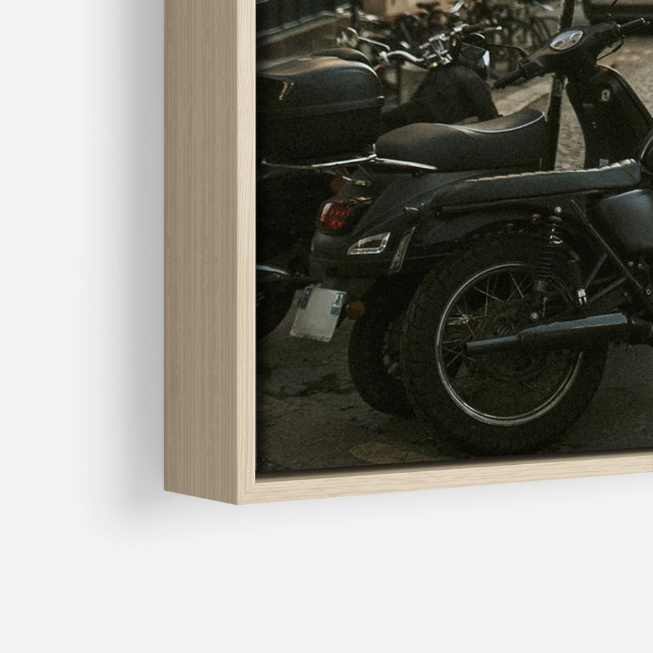 Obraz w ramie 70x100 - Ducha Przygody - motor, uliczka - rama drewno