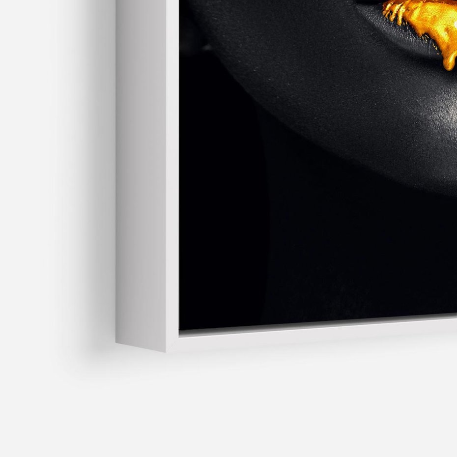 Obraz w ramie 50x50 - Złote Usta Kobiety - złote, usta - rama biała