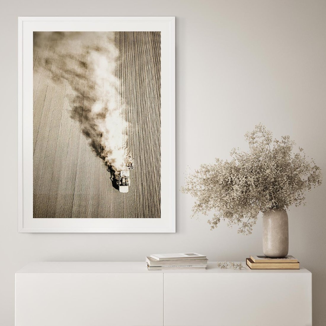 Plakat w ramie 40x50 - Żniwa na Wsi - pole, traktor na polu - rama biała