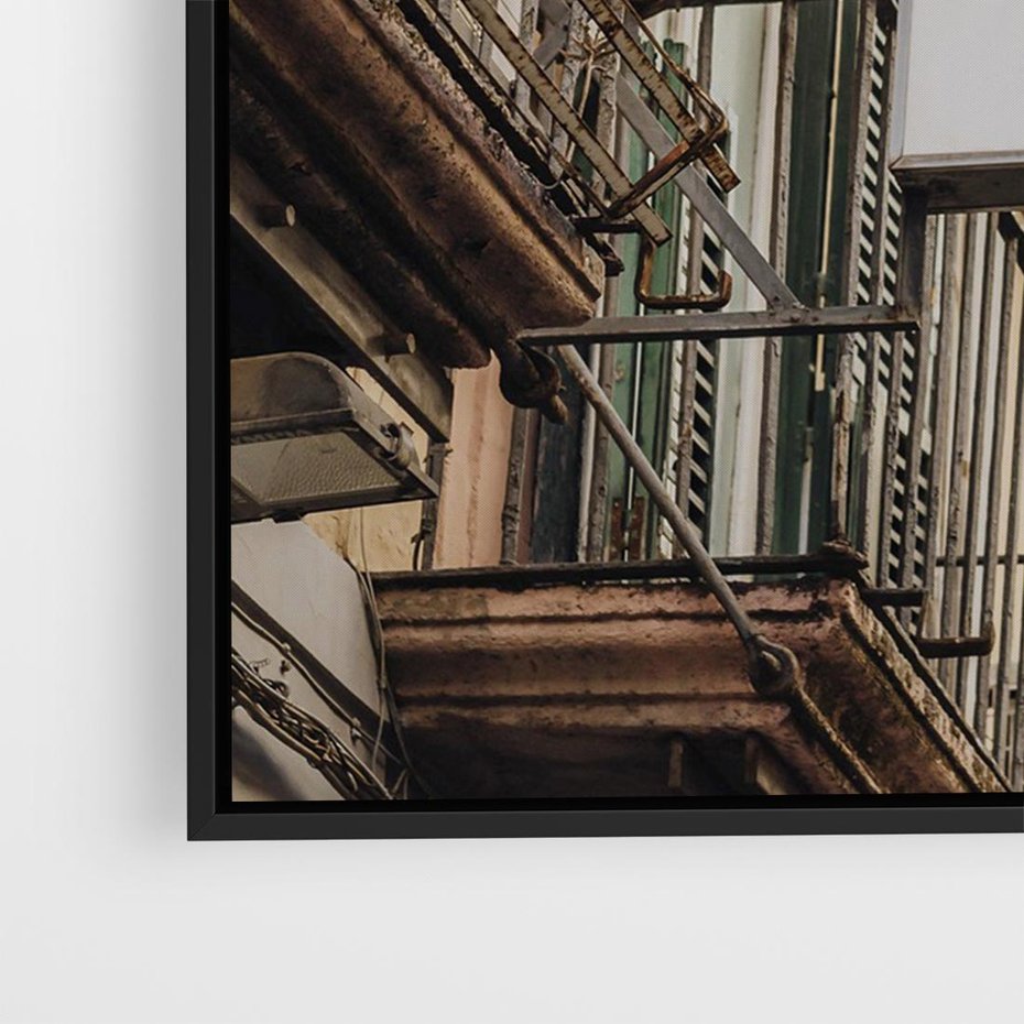 Obraz w ramie 70x50 - Magiczne Spacery - hotel, uliczka - rama czarna