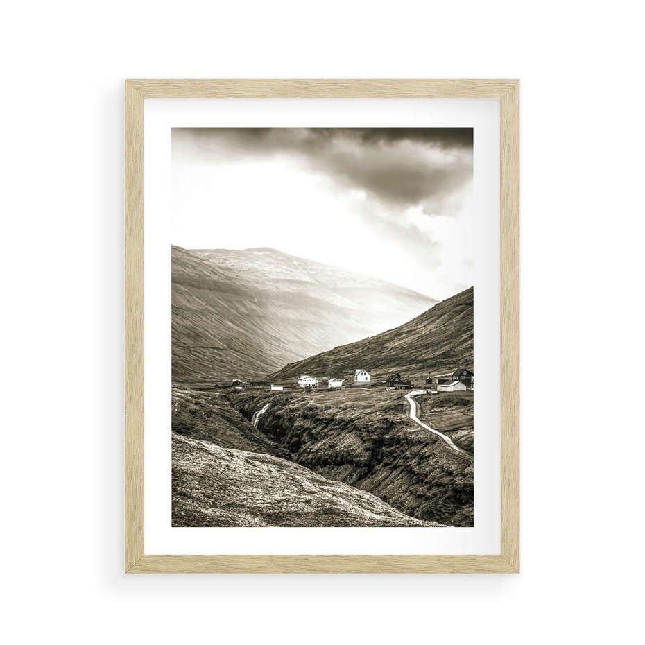 Plakat w ramie 40x50 - Domki w Górach - czarno biała fotografia, górski pejzaż - rama drewno