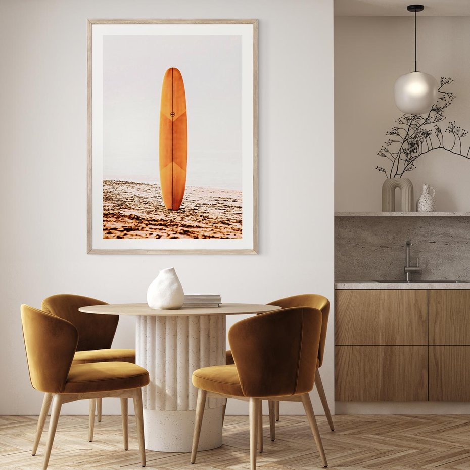 Plakat w ramie 30x40 - Deska w Piasku: Gotowa na Fale - plaża, pomarańczowa deska surfingowa wbita w piasek - rama drewno