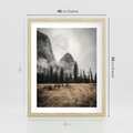Plakat w ramie 40x50 - Mglisty Pejzaż Górski: Urok Niewidzialnośc - góry, krajobraz - rama drewno
