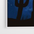 Obraz w ramie 50x70 - Nocne Tajemnice Pustyni - gwieździsta noc, granatowe niebo - rama biała