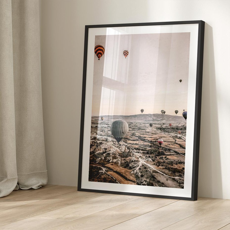 Plakat w ramie 40x50 - Wolność w Powietrzu - balony latające nas pustynnym krajbrazem, balony do latania - rama czarna