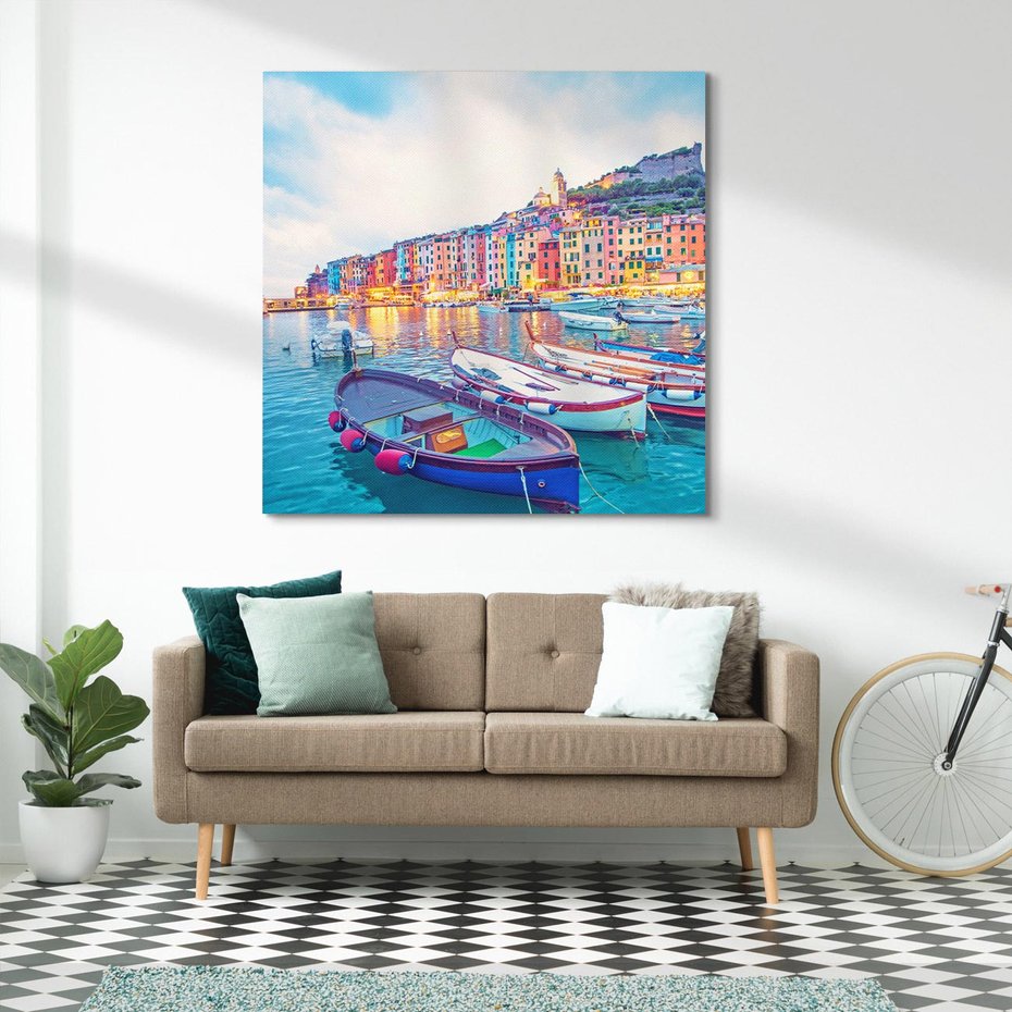 Obraz na płótnie 50x50 - Tańczące kolory zachodu - nadmorskie kolorowe miast, kolorowe budynki na brzegu