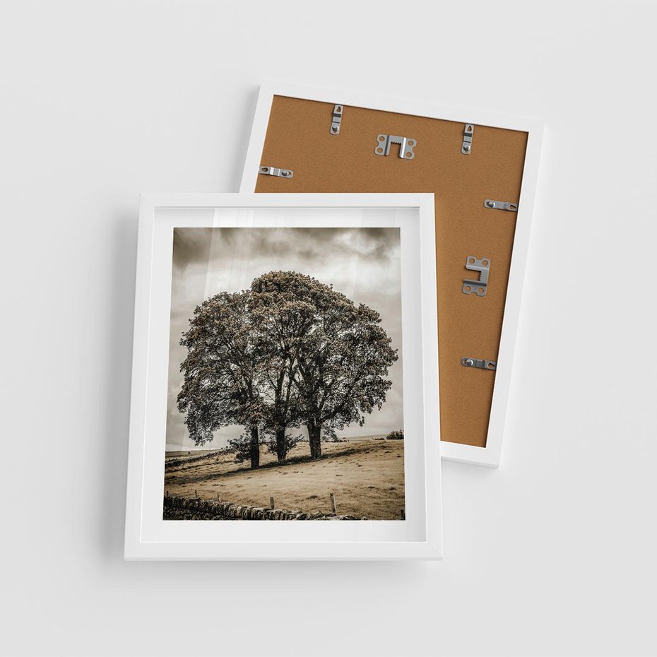 Plakat w ramie 40x50 - Spokojna Osamotniona Chwila - beżowe kolory, samotne drzewo na polu - rama biała