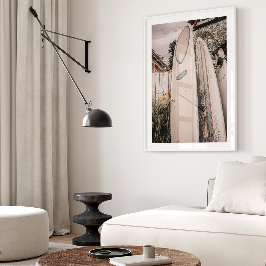 Plakat bez ramy 30x40 - Deski Surfingowe czekają na Fale - deski surfingowe, stoją pod płotem