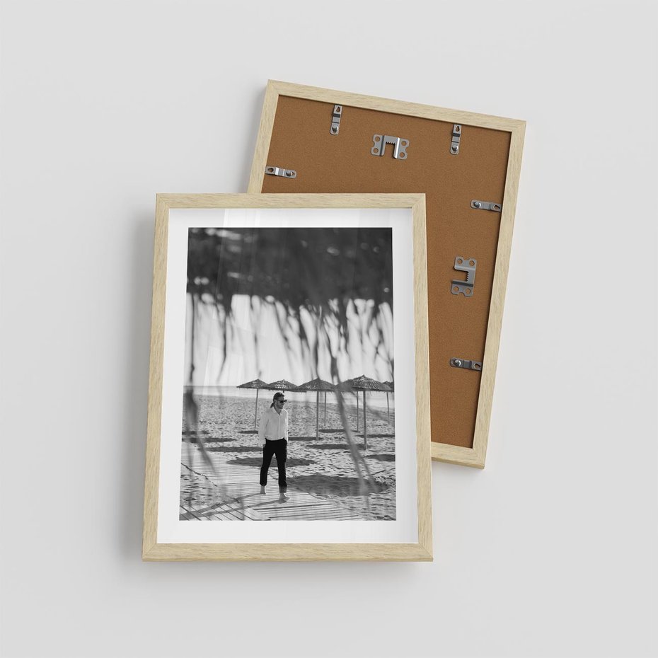 Plakat w ramie 30x40 - Wakacyjny Spacer - czarno białe zdjecie, plaża - rama drewno
