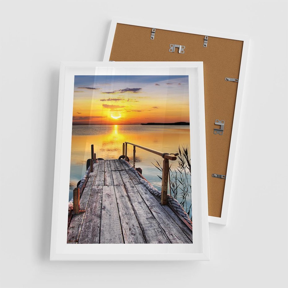 Plakat w ramie 50x70 - Zachód nad jeziorem z pomostem - pomost, jezioro - rama biała