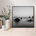 Obraz w ramie 50x50 - Harmonia świateł i cieni - zamglona dzika plaża, skały na plaży - rama czarna