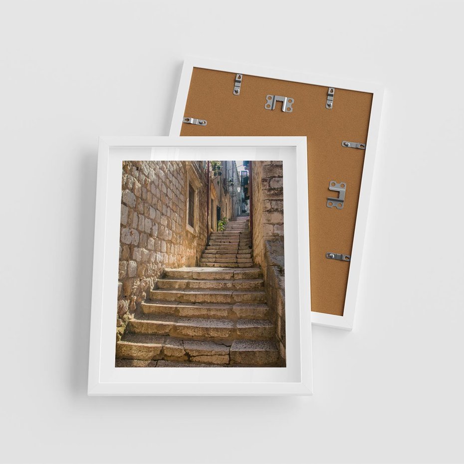 Plakat w ramie 40x50 - Uliczka: perspektywa miejskiego krajobrazu - uliczka, perspektywa - rama biała
