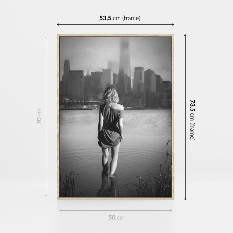 Obraz w ramie 50x70 - Kapiel w Mieście - czarno białe zdjęcie, kobieta wchodzi do wody - rama drewno