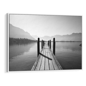 Obraz w ramie 100x70 - Spokojna Przystań - czarno biała fotografia, drewniany pomost na jeziorze - rama biała