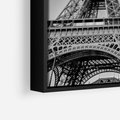 Obraz w ramie 70x100 - Zabawa w Paryżu - czarno białe zdjecie, wieża eiffla - rama czarna