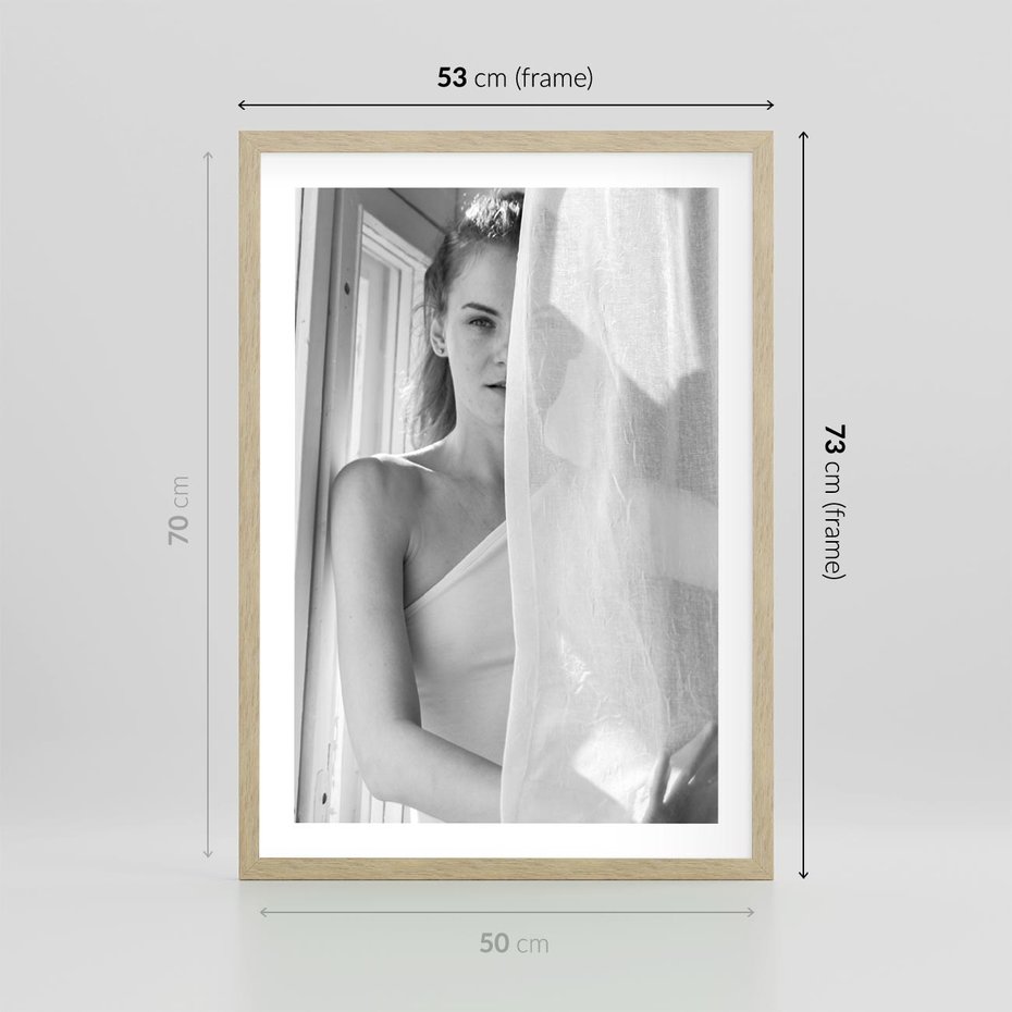 Plakat w ramie 50x70 - Za Firanką - czarno białe zdjecie, piękny portret eterycznej kobiety - rama drewno