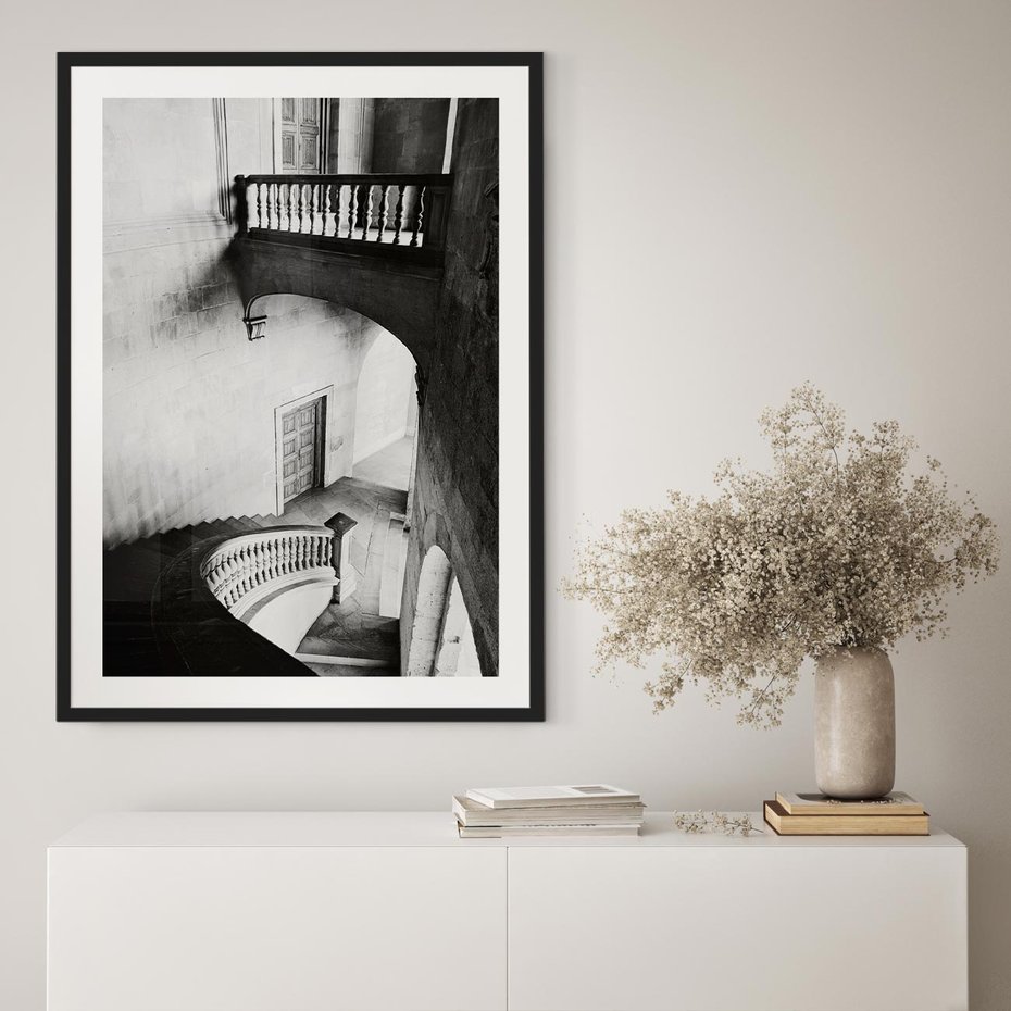 Plakat bez ramy 21x30 - Po Schodach w Dół - czarno białą fotgrafia, zakręcone schody w starek kamienicy