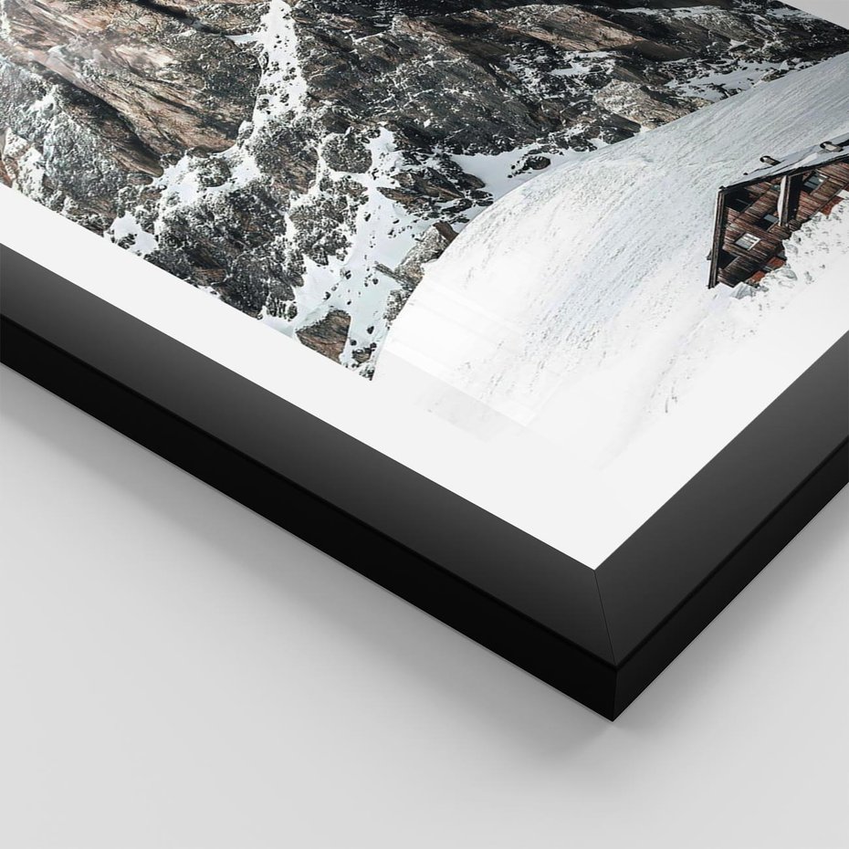 Plakat w ramie 50x70 - Górski Raj z Chatką - górskie szczyty, ośnieżone góry - rama czarna