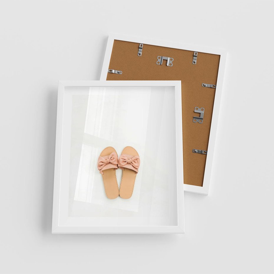 Plakat w ramie 40x50 - Minimalistyczna Moda: Klapki na Białym Tle - klapki, minimalizm - rama biała