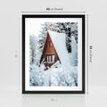 Plakat w ramie 40x50 - Zimowe Ustronie w Lesie - domek w lesie, zimowy las - rama czarna