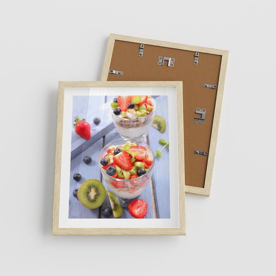 Plakat w ramie 40x50 - Świeżość i Zdrowie - sałatka, owoce - rama drewno