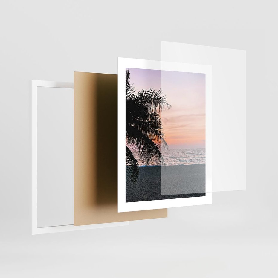 Plakat w ramie 40x50 - Tropikalny Zachód Słońca: Piękno Palmy - palma, nad morzem - rama biała