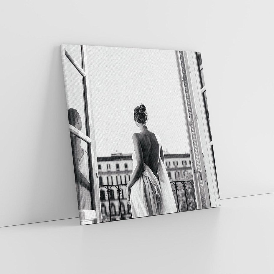 Obraz na płótnie 80x80 - Poranki w Paryżu - czarno białe zdjęcie, kobieta w prześcieradle na balkonie