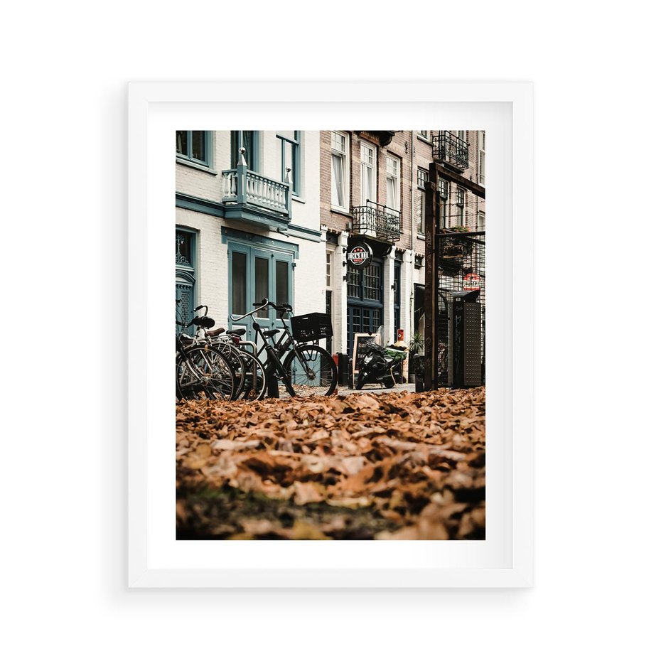 Plakat w ramie 40x50 - Rowery w Mieście pełnym Liści - rower, miasto - rama biała